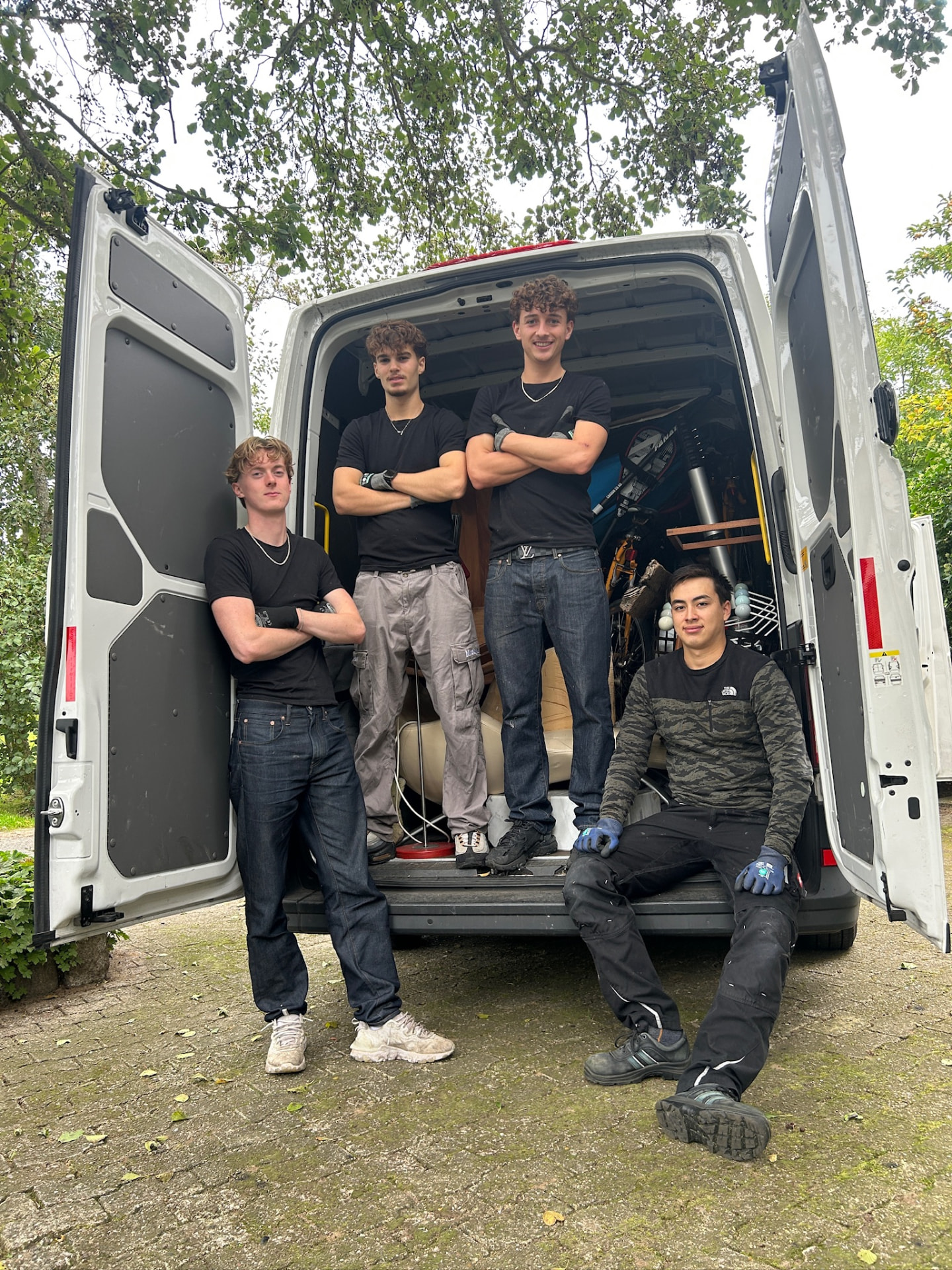 Das Freiraum-Team vor einem beladenen Transporter